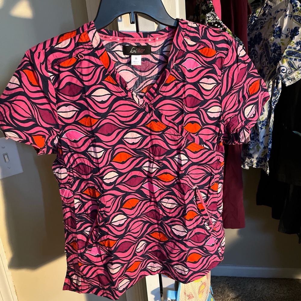 Women's Scrub Top, kisses all over!